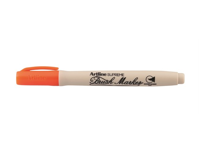 Plumón Artline Supreme Brush Marker con tapa naranjo y cuerpo crema