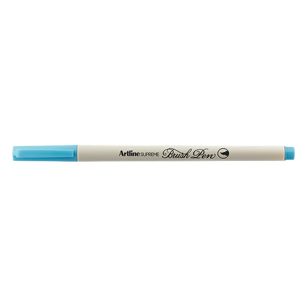 Plumón Artline Supreme Brush Pen color turquesa claro (pastel), cuerpo crema con tapa y punta pincel turquesa