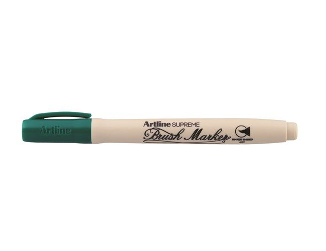 Plumón Artline Supreme Brush Marker verde oscuro con tapa, vista lateral sobre fondo blanco