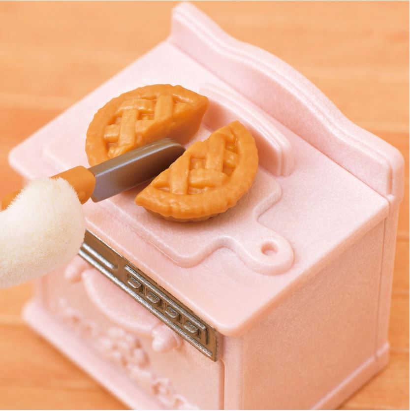 Pie de manzana cortado en dos sobre el mueble de cocina