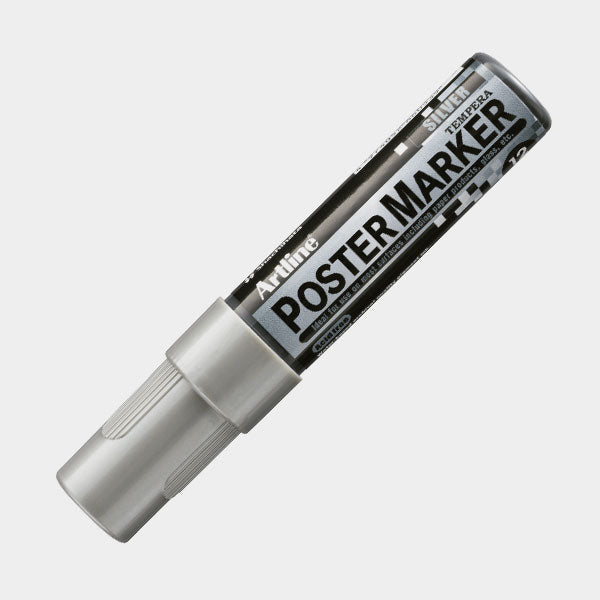 Marcador tempera Artline Poster Marker plateado en diagonal sobre fondo gris