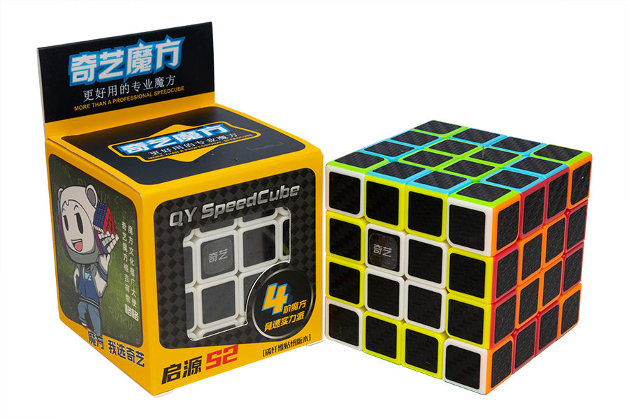Cubo QiYi QiYuan S2 4x4 con adhesivos de fibra de carbono junto a su caja amarilla
