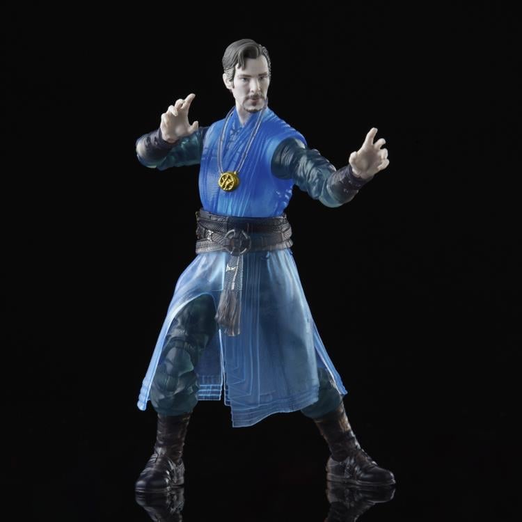 Doctor Strange translúcido azul en pose de hechizo sobre fondo negro