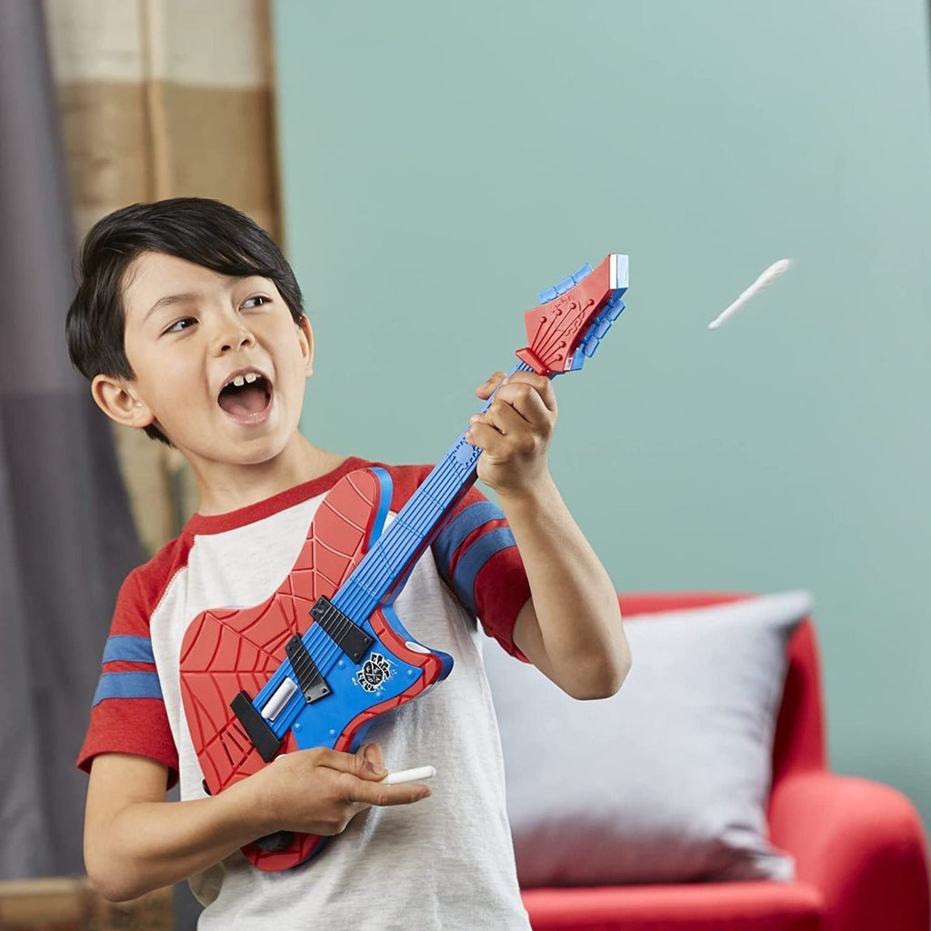 Niño tocando la guitarra Spider-Punk mientras lanza un proyectil