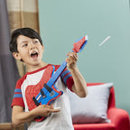 Niño tocando la guitarra Spider-Punk mientras lanza un proyectil