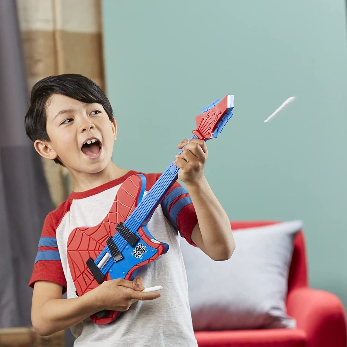 Niño tocando la guitarra Spider-Punk mientras lanza un proyectil
