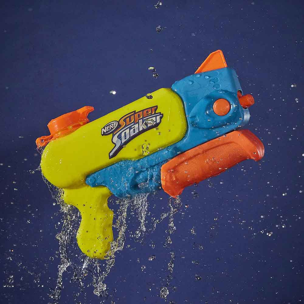 Lanzador de agua Super Soaker Wave Spray mojado sobre fondo azul