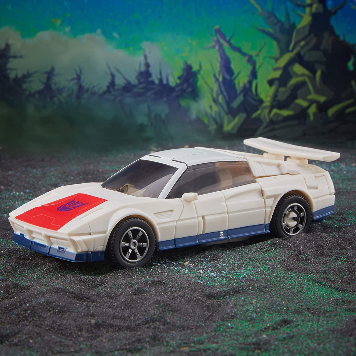 Breakdown en modo auto de carreras blanco con el emblema Decepticon en el capó