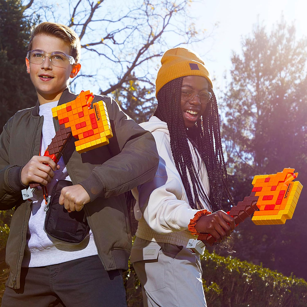 Hacha lanzadardos Nerf Minecraft Firebrand sobre una superficie con dardos de espuma