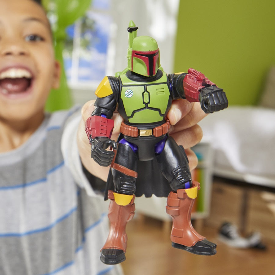 Niño sostiene la figura Boba Fett MixMashers armada con brazos rojos y casco verde