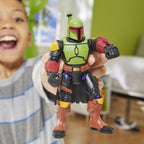 Niño sostiene la figura Boba Fett MixMashers armada con brazos rojos y casco verde