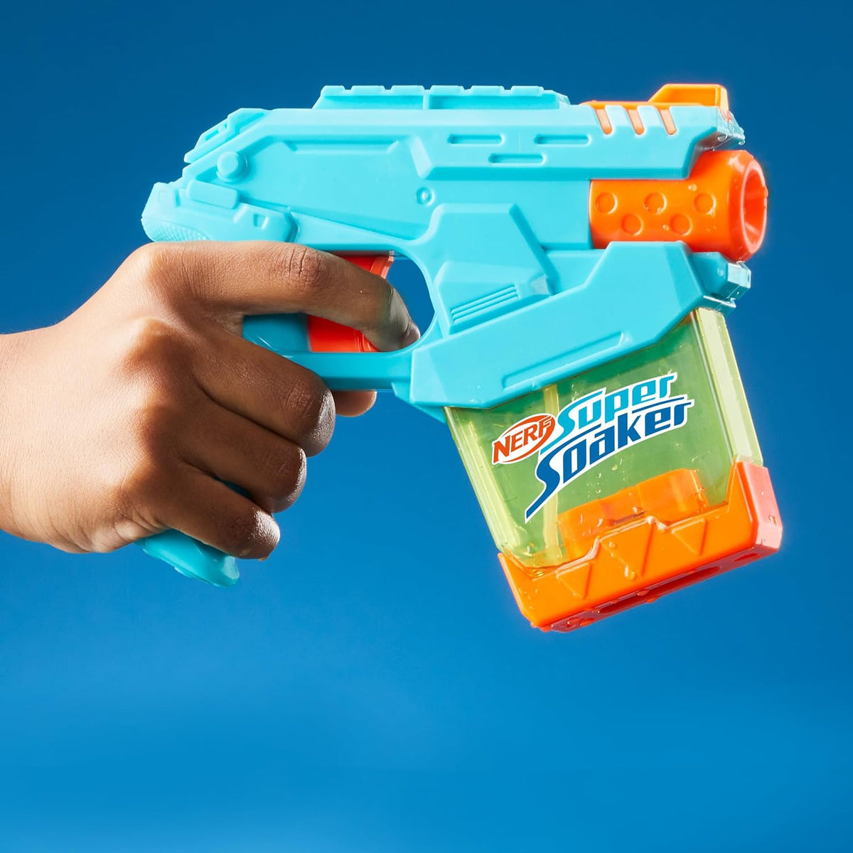 Mano sosteniendo el lanzador de agua Mini Dunk-Fill con el tanque translúcido