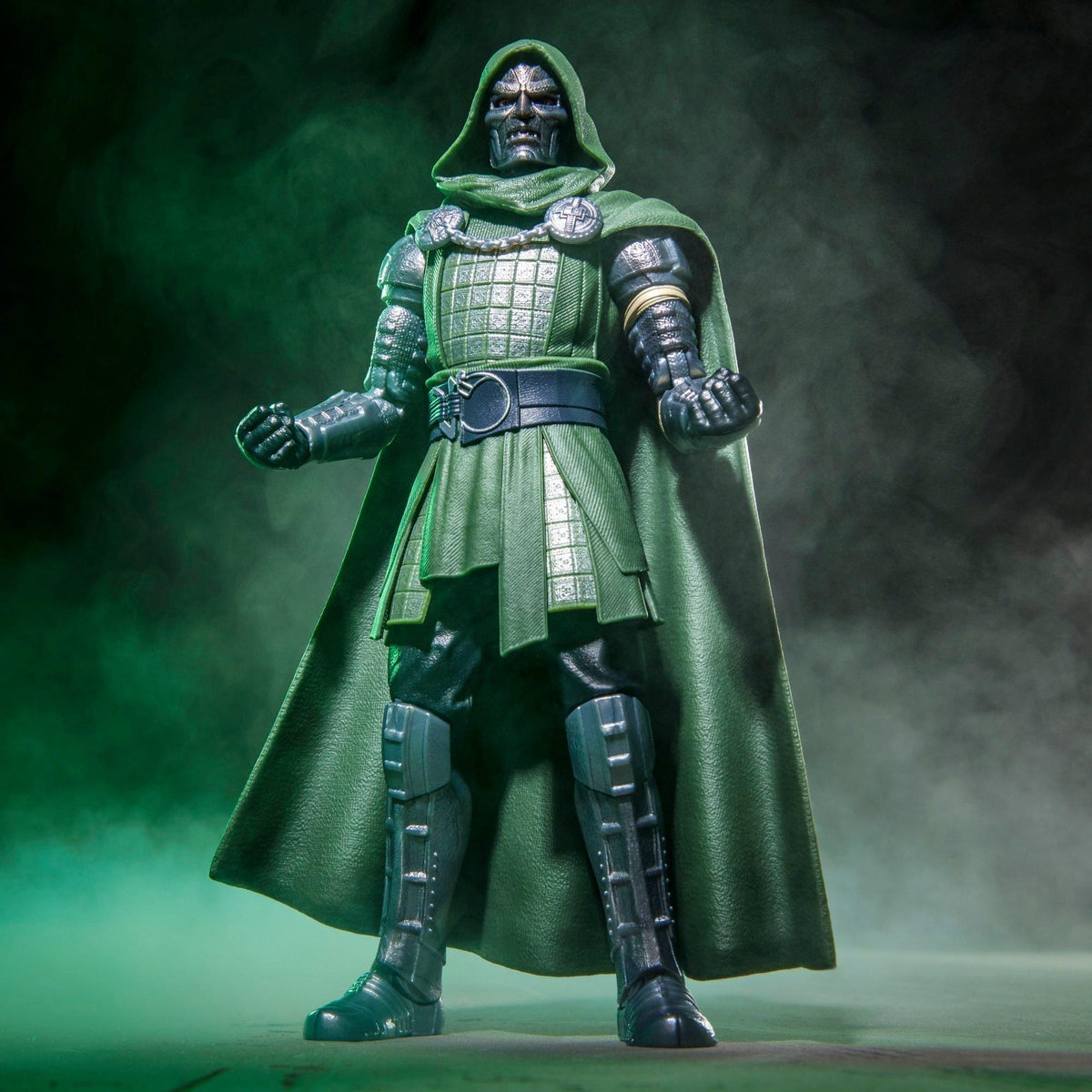 Figura Doctor Doom Marvel Legends de pie con capa verde