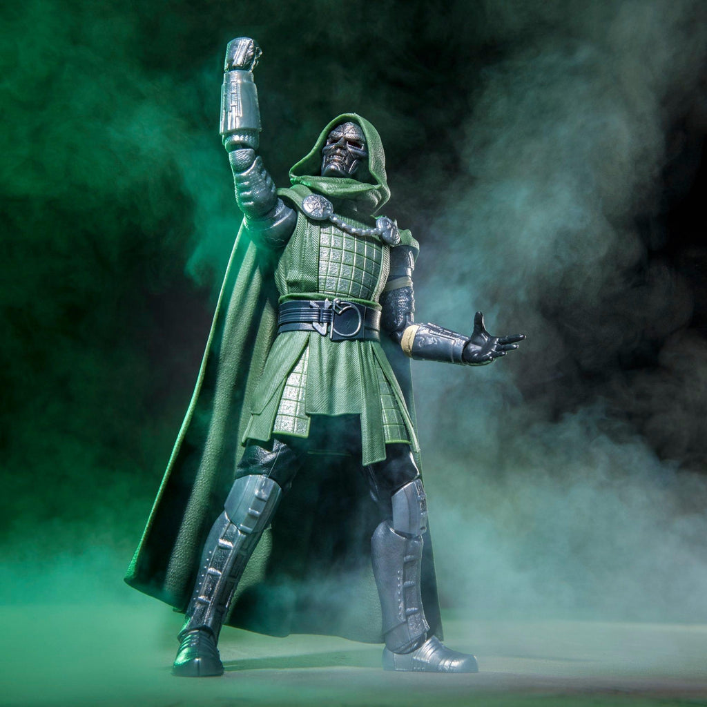 Doctor Doom con el brazo en alto lanzando un hechizo