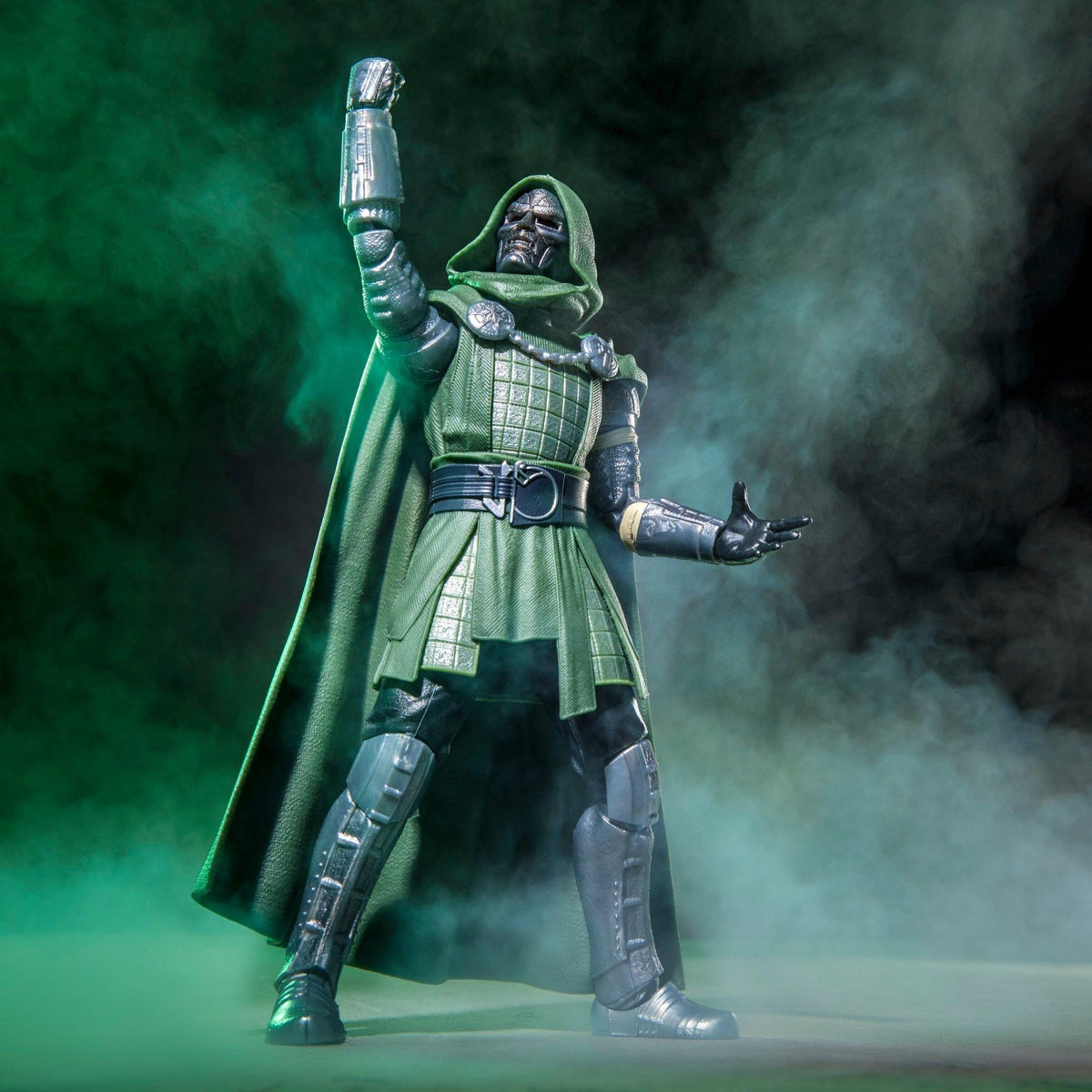 Doctor Doom con el brazo en alto lanzando un hechizo