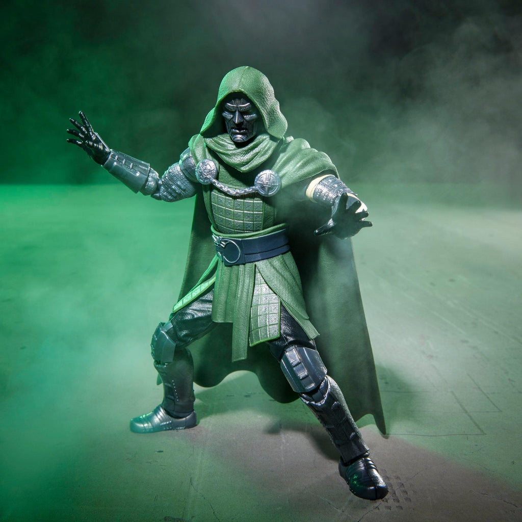 Doctor Doom en pose de ataque con capa desplegada