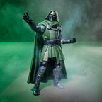 Doctor Doom con armadura verde y gris en pose de combate