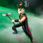 Thor alzando Mjolnir y Stormbreaker en pose de batalla