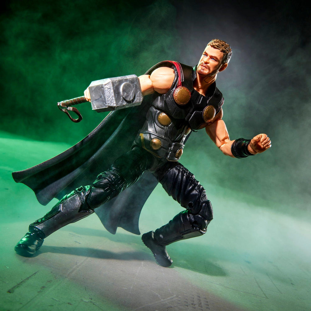 Thor agachado blandiendo el martillo Mjolnir