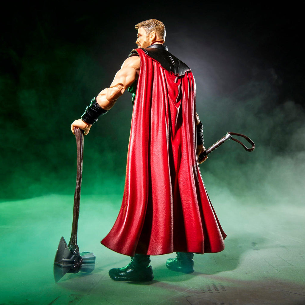 Thor vista trasera con capa roja