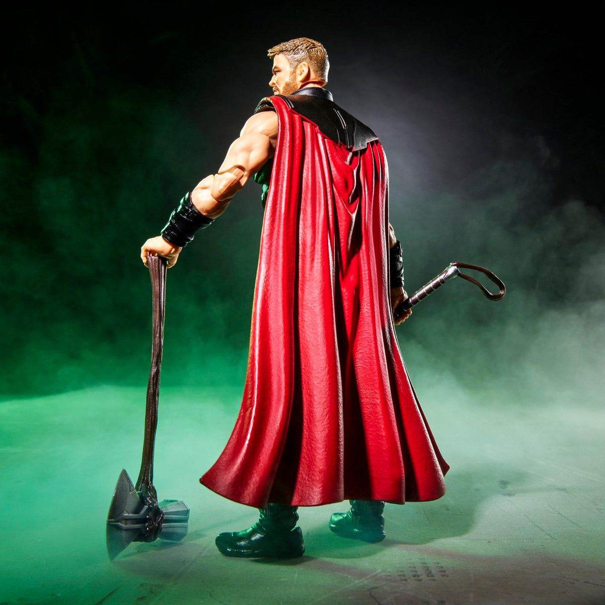 Thor vista trasera con capa roja