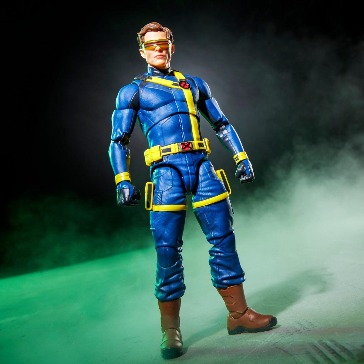 Cyclops de pie con traje azul y amarillo vista frontal