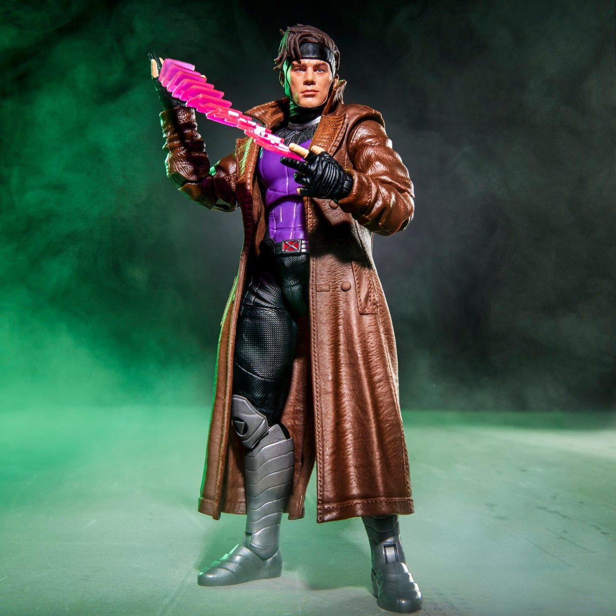 Figura Gambit Marvel Legends lanzando efecto de cartas rosado