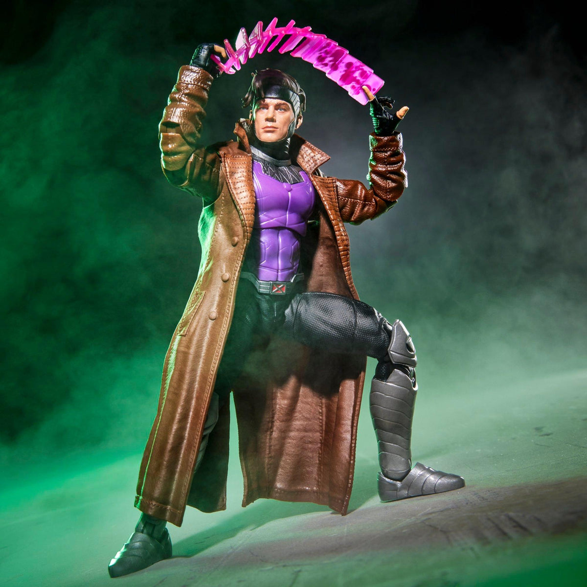 Gambit con gabardina café y efecto de energía
