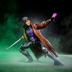 Gambit agachado en pose de ataque con su bastón