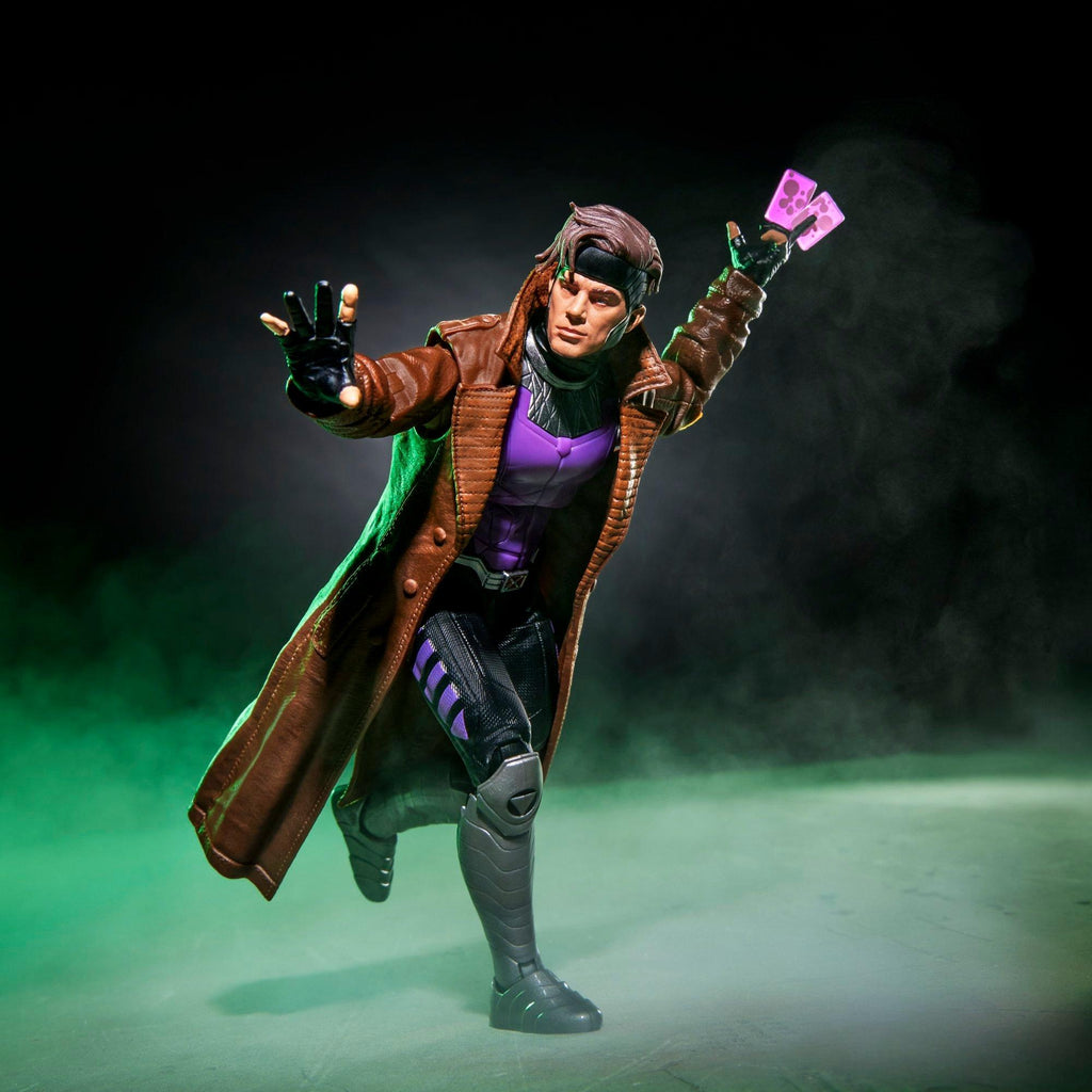 Gambit lanzando una carta cargada de energía