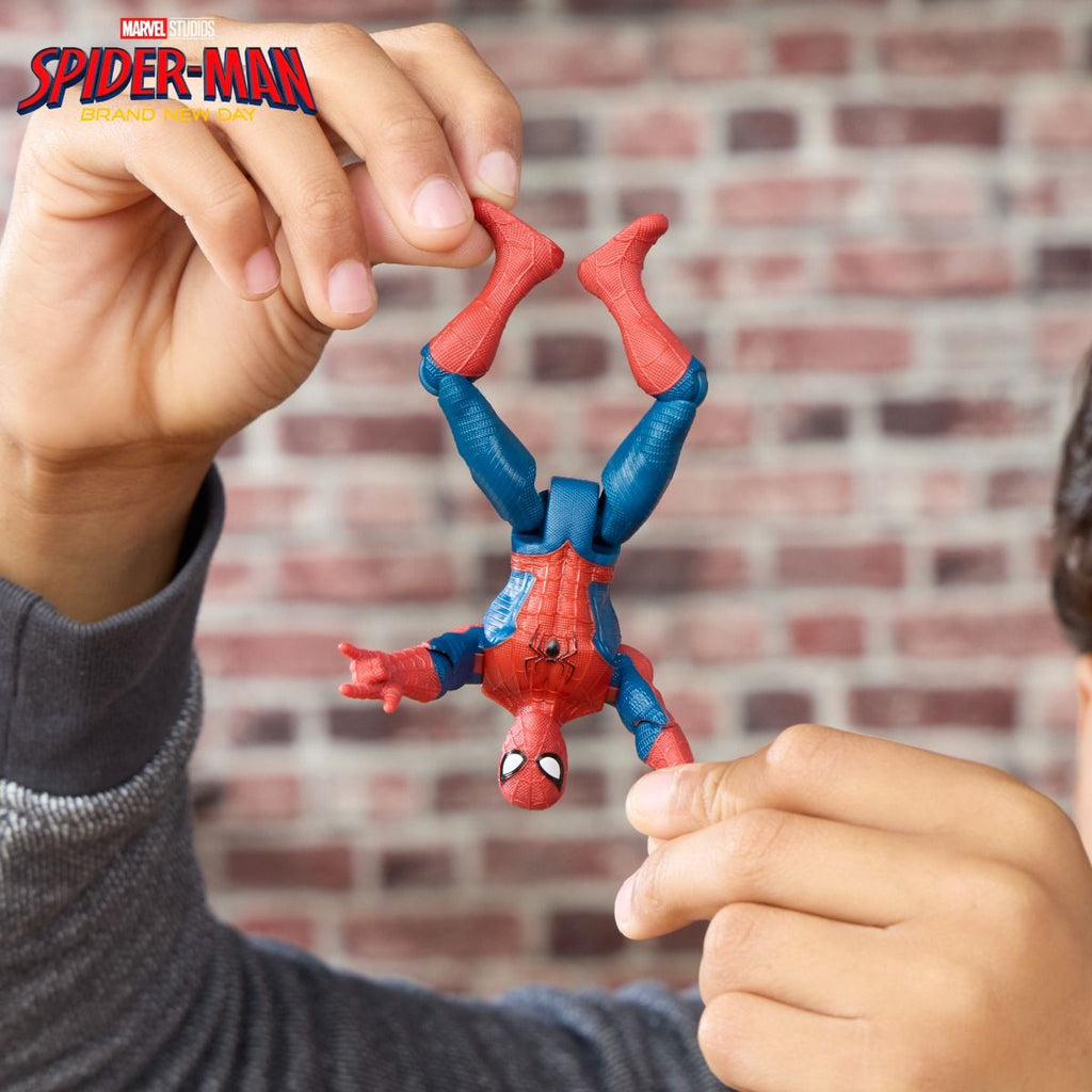 Spider-Man sentado en el buggy con telaraña desplegada