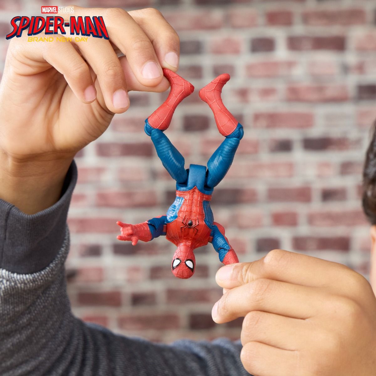 Spider-Man sentado en el buggy con telaraña desplegada