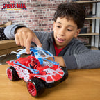 Niño jugando con el buggy de Spider-Man sobre una mesa