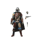 Figura The Mandalorian Pagodon junto a sus accesorios: pistola blaster y cuchillo
