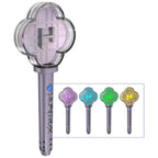 Light stick HUNTR/X y sus colores de luz morado, celeste, verde y amarillo