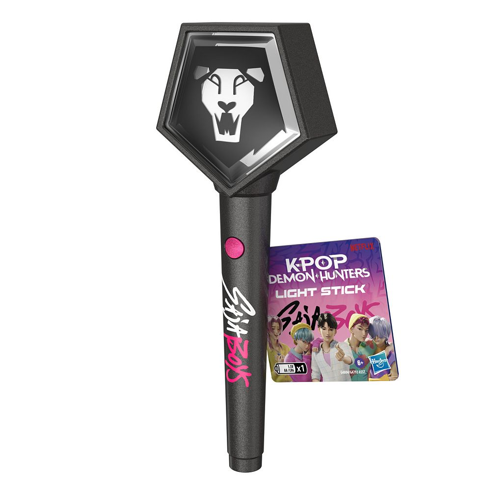 Light stick Saja Boys negro con emblema de león y tag KPop Demon Hunters