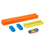 Tramos de pista naranjos y amarillos, conectores azules y auto Hot Wheels del set