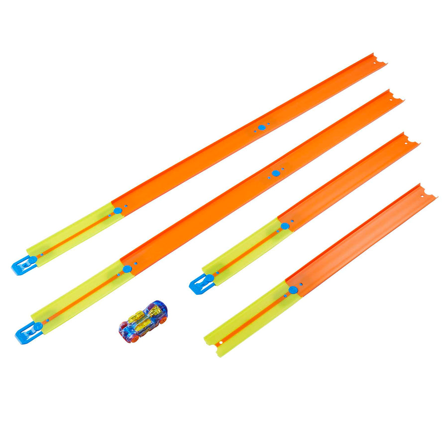 Pistas Track Builder unidas en diagonal junto al auto incluido