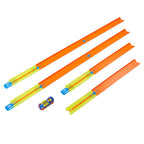 Pistas Track Builder unidas en diagonal junto al auto incluido