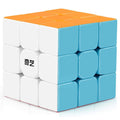 Cubo mágico QiYi Warrior S 3x3 stickerless de colores pastel con logo QiYi en la cara blanca