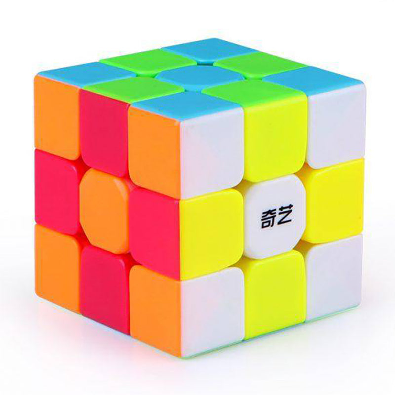 Cubo QiYi Warrior S 3x3 mezclado mostrando sus colores vivos sin stickers