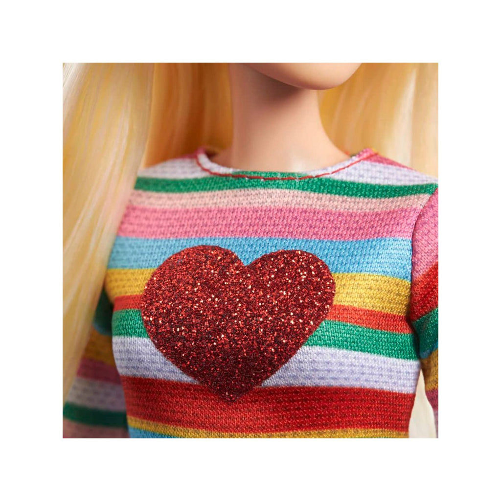 Detalle del corazón brillante en la polera de rayas de Barbie Malibu