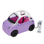 Auto eléctrico Barbie morado con techo blanco conectado a su estación de carga
