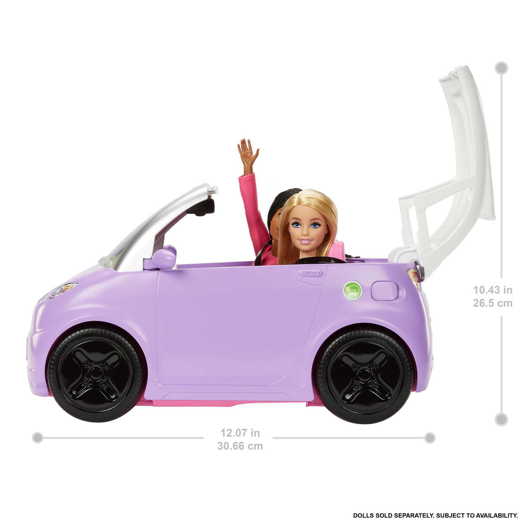 Auto Barbie convertible con techo abierto y una muñeca Barbie sentada, con medidas