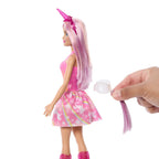 Barbie Unicornio de espalda con la cola removible en la mano