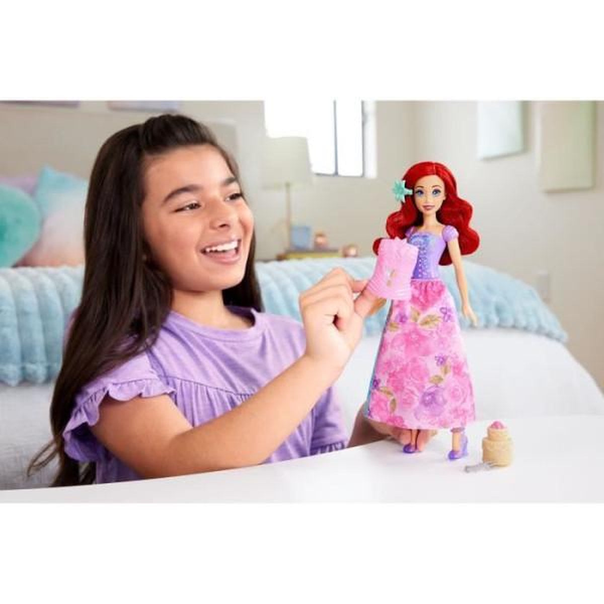 Niña jugando con la muñeca Ariel Spin & Reveal y sus accesorios sorpresa