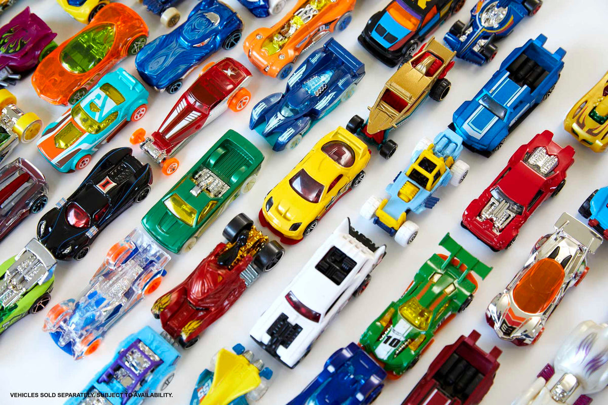 Muchos autos Hot Wheels básicos 1:64 de colores; se vende uno, modelo según disponibilidad