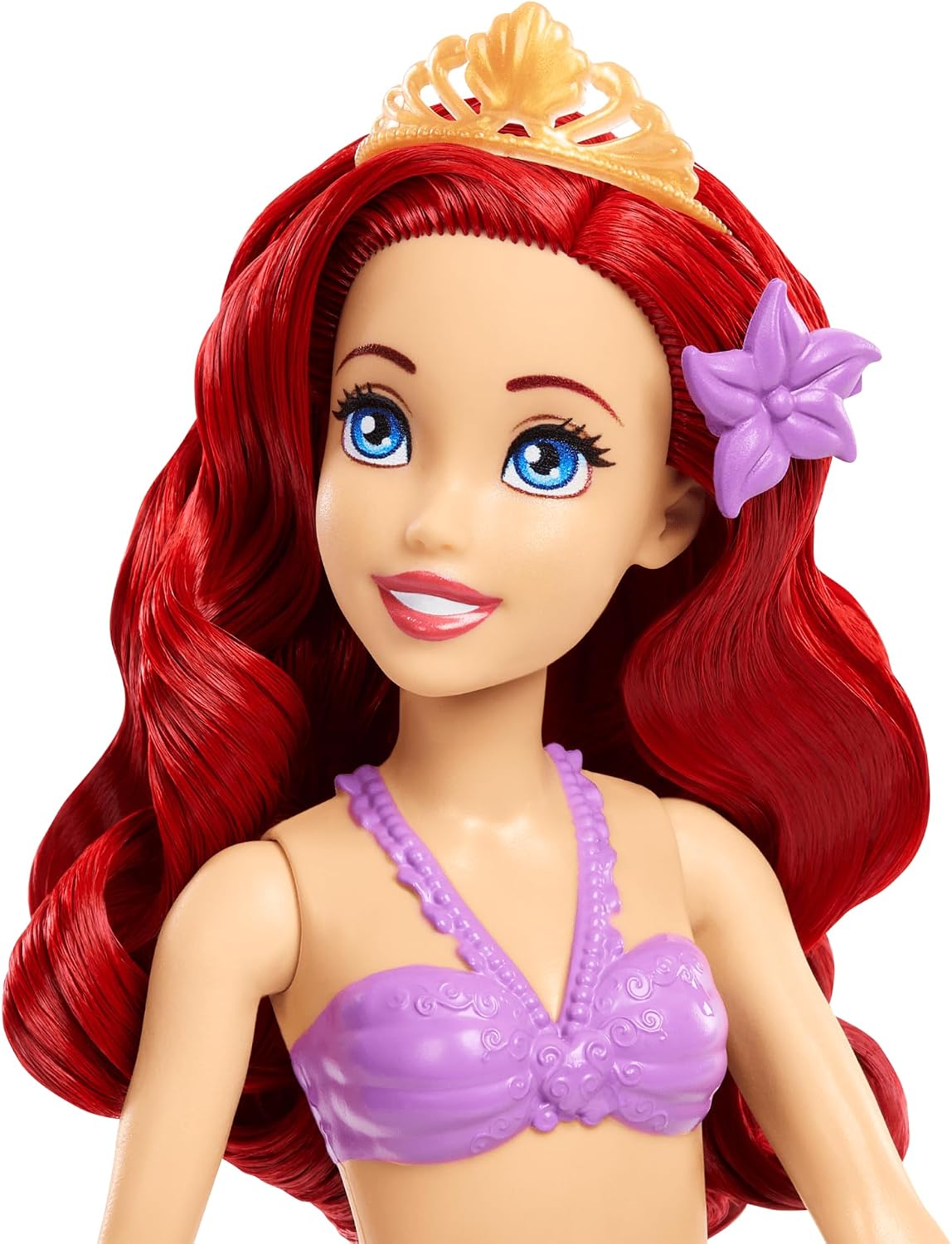 Primer plano del rostro de la muñeca Ariel con tiara y estrella de mar