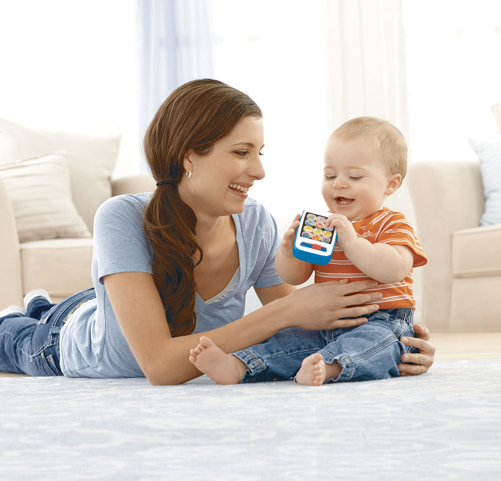 Mamá y bebé jugando con el celular de juguete Ríe y Aprende