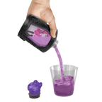 Mano vertiendo la poción morada para revelar la mini muñeca Monster High